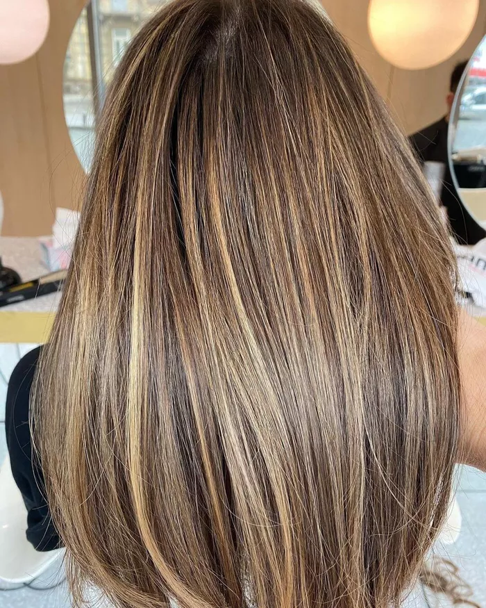 Ciocolatiu cu șuvițe blonde Cum să ți evidențiezi temperamentul printr un look splendid