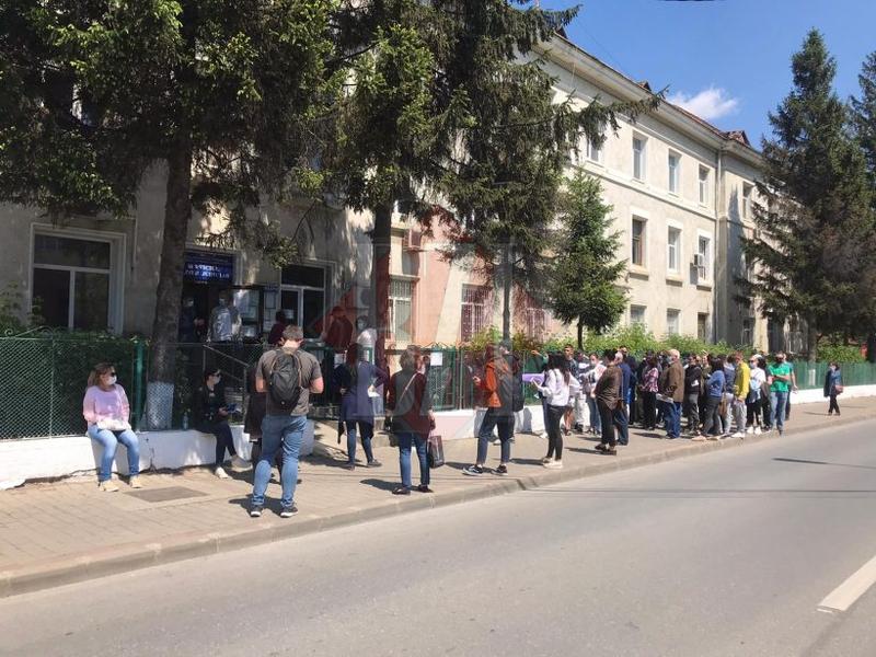 Coada La Eliberarea Cazierului Juridic Din Iasi Foto Update Buna Ziua Iasi Bzi Ro