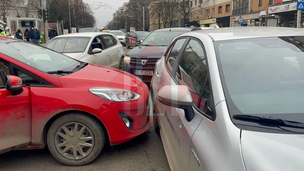 Carambol cu patru autoturisme pe Bulevardul Independenței. Mai multe echipaje medicale intervin la fața locului – EXCLUSIV, GALERIE FOTO, UPDATE