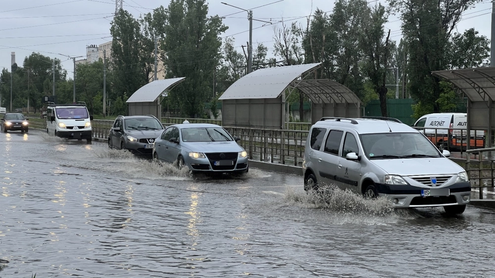 Sistemul de canalizare nu a făcut față ploilor torențiale ce au avut loc în Iași. Mai multe străzi din oraș au devenit adevărate lacuri