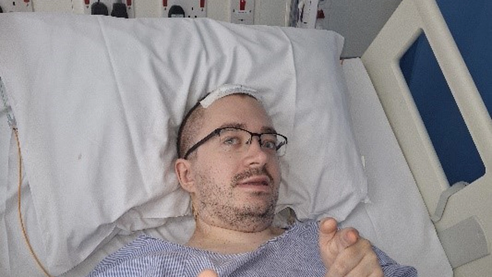 Un băiat a avut 10 operații pe creier! S-a aflat că are o tumoare cerebrală după ce a început să vadă în ceață