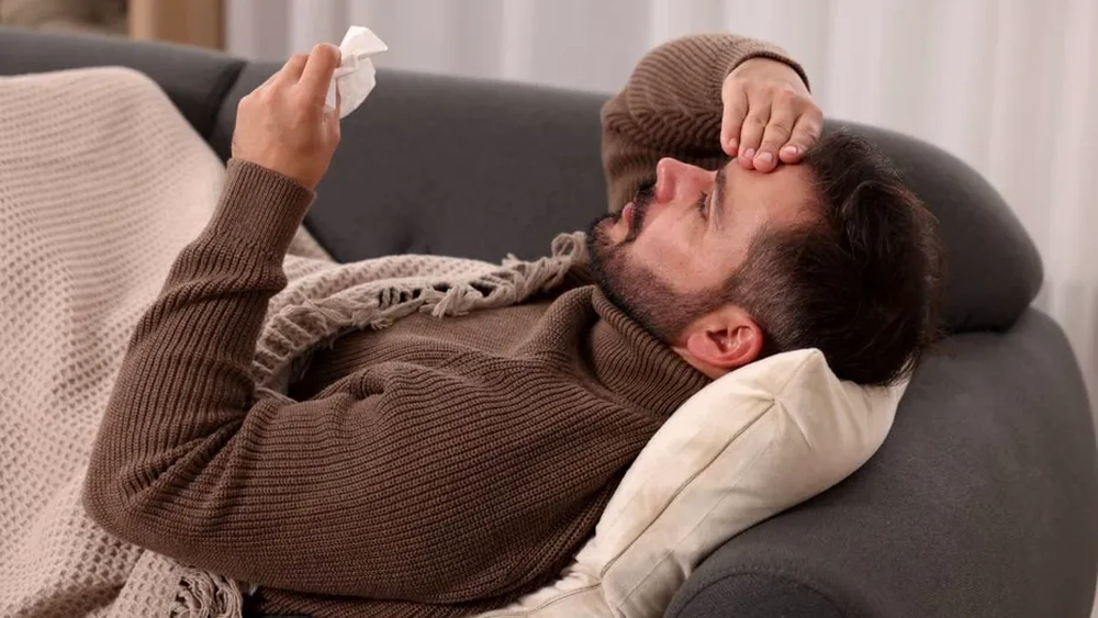 Gripa debutează diferit de răceală: simptomul la care trebuie să fii atent