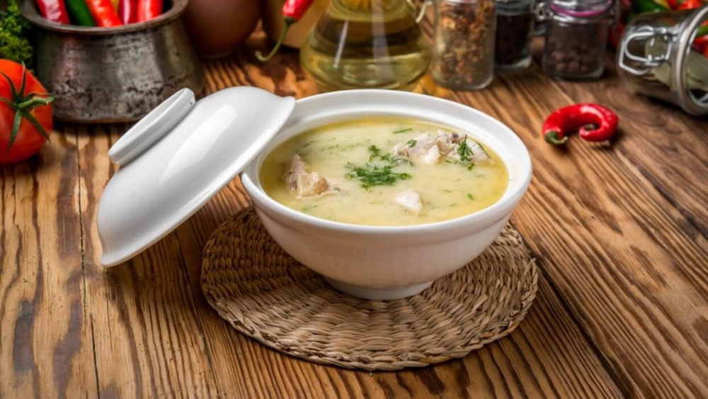 Ciorbă rădăuțeană cu piept de pui – Rețetă simplă și cremoasă, care nu dă greș!