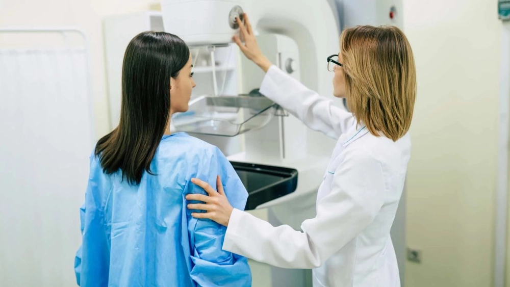 Cine poate beneficia de mamografie gratuită cu bilet de trimitere în 2026. Iată când trebuie făcută această investigație!