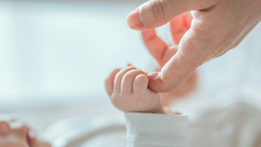 Model de decizie de suspendare CIM pentru creșterea copilului. Iată cum poți gestiona corect plecarea în concediu de maternitate și paternitate!