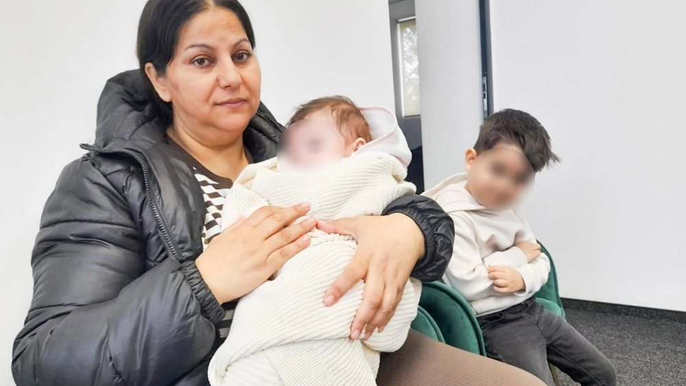 Nicoleta Grancea, mamă a patru copii, a rămas pe străzi cu cei mici. Femeia a ajuns la Iași cu bebelușul bolnav. „Tatăl lor mai trimite câte 50 de euro o dată la câteva luni”