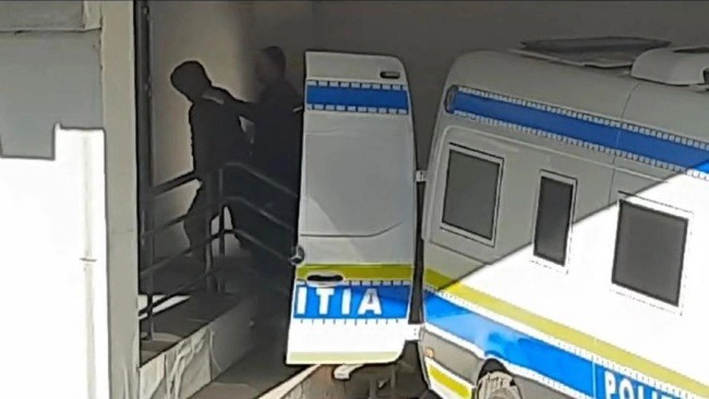 Polițiști corupți din Lespezi, trimiși în judecată! „M-a sunat să mă întrebe când mă întorc cu banii!”