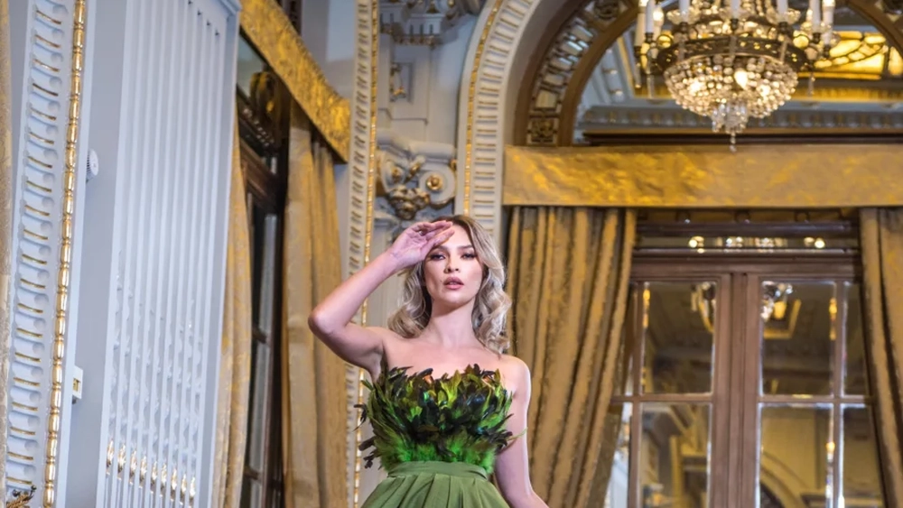 Rochii cu pene spectaculoase. Iată ce poți purta la petrecerile din vară!