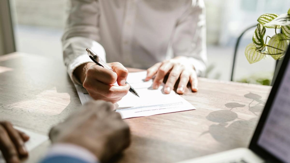 Cum poți verifica starea unei firme cu ajutorul Registrului Comerțului? Iată care este importanța monitorizării contante pentru siguranța plăților și a livrărilor!