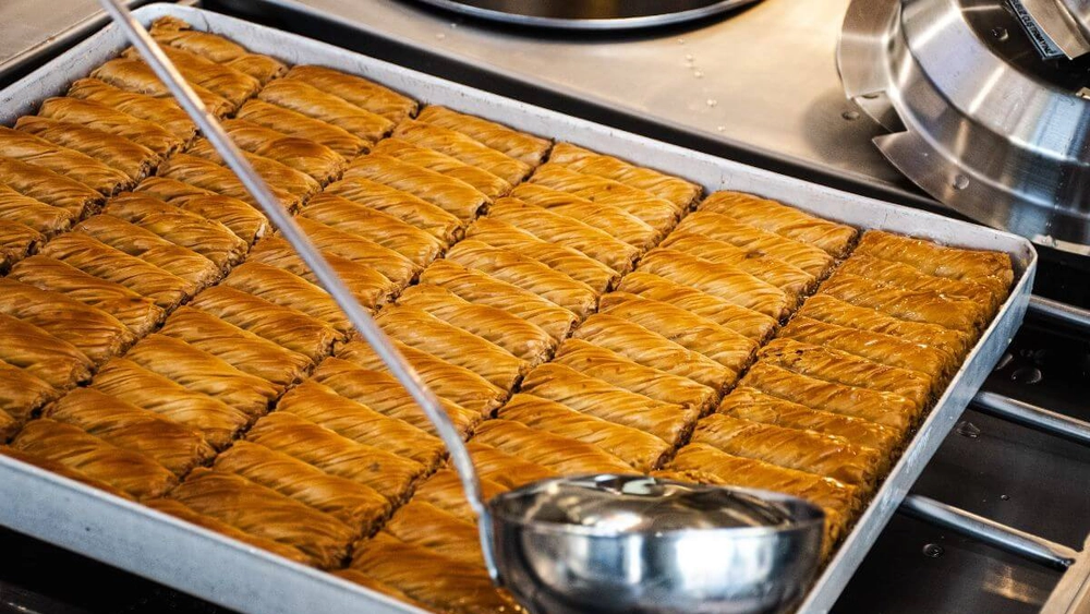 Baclava însiropată cu lapte, un adevărat deliciu! Iată o rețetă cremoasă, ideală pentru orice ocazie!
