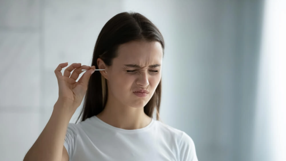 Cum se face corect curățarea urechilor fără a-ți afecta auzul? Iată care sunt cele mai frecvente greșeli!