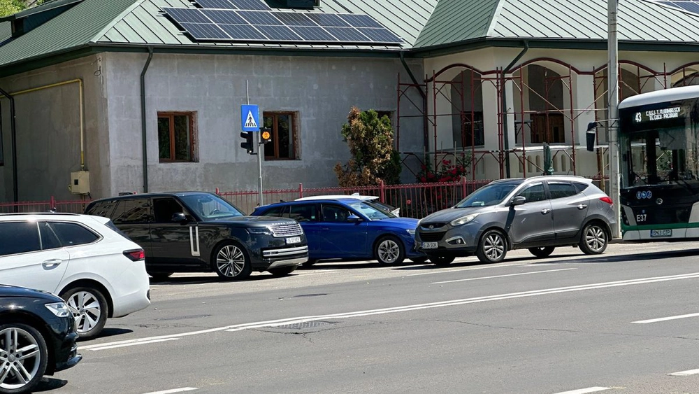 În această intersecție din Iași, regulile de circulație sunt opționale! Șoferii parchează pe benzile pentru viraj, iar restul conducătorilor auto trebuie să încalce legea