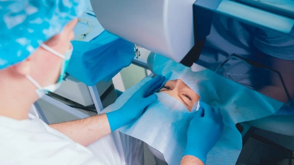 Ce presupune o operație de hipermetropie? Dr. Holhoș explică cum poți scăpa de ochelari!