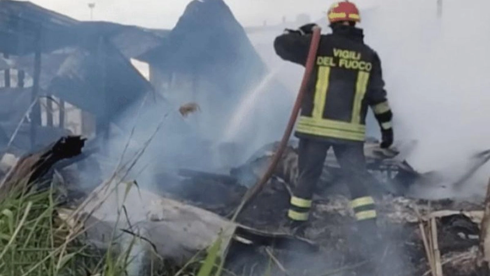 Sfârșit tragic! Un român a ars de viu în rulota în care locuia în Italia! Bărbatul muncea pe câmp! 