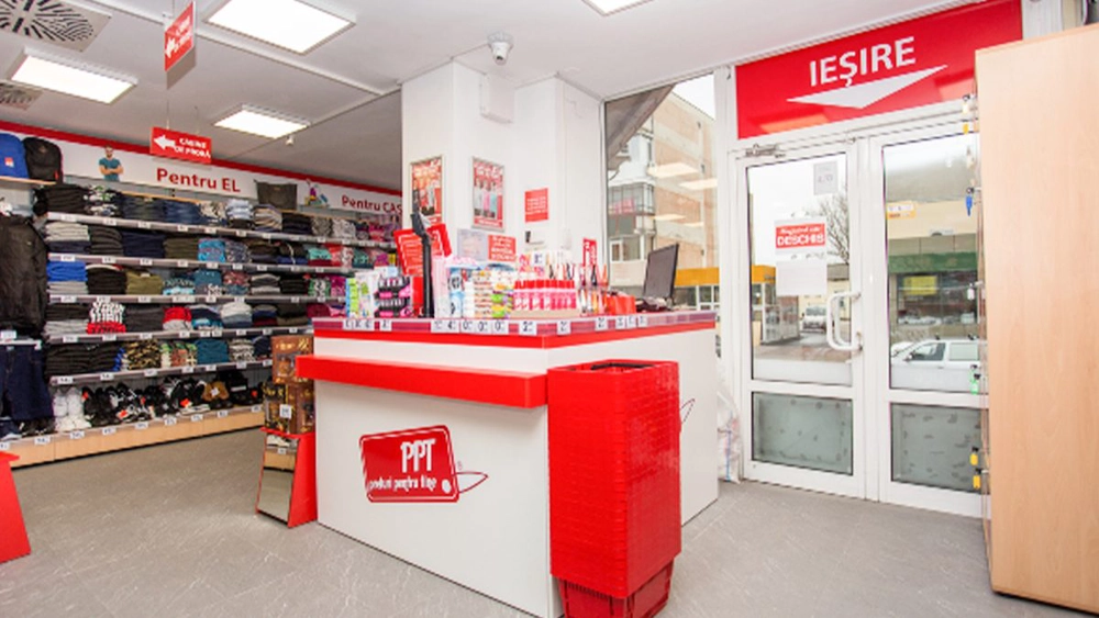 Un hoț cu hainele uzate a încercat o schemă la magazinul Prețuri Pentru Tine, dar a fost pândit în cabina de probă