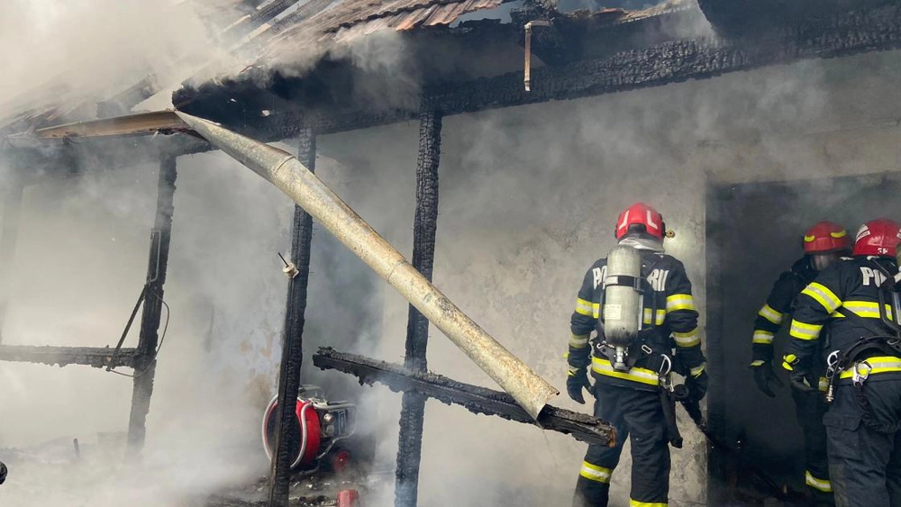 Sfârșit tragic! Un bărbat a murit carbonizat în propria casă dintr-un motiv banal! 