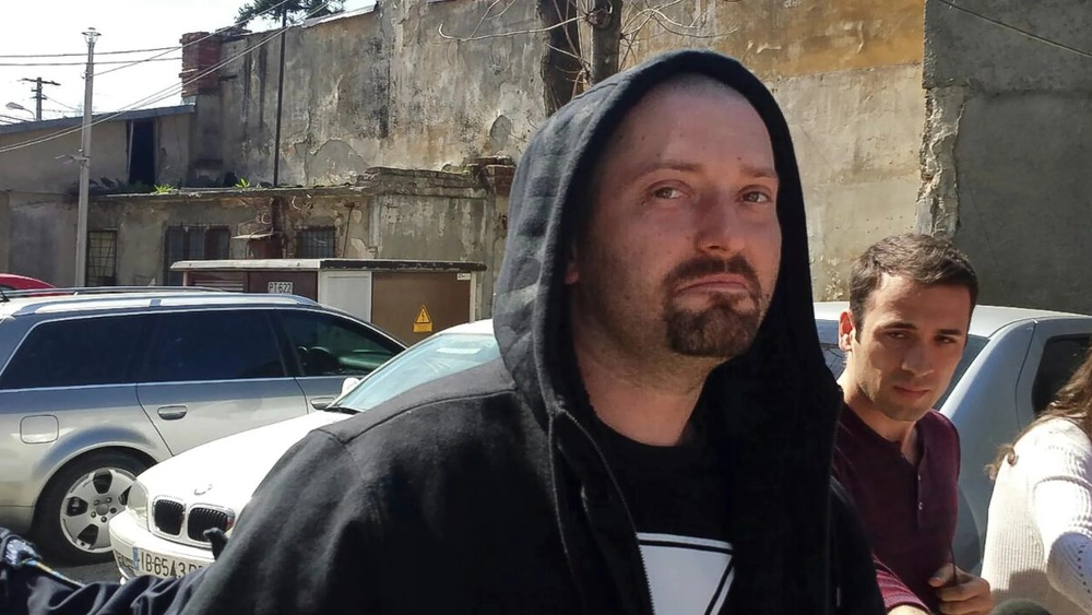 Cheloo, imobilizat de polițiști după ce a încercat să fugă de la un spital din Câmpina. Artistul a ajuns la psihiatrie