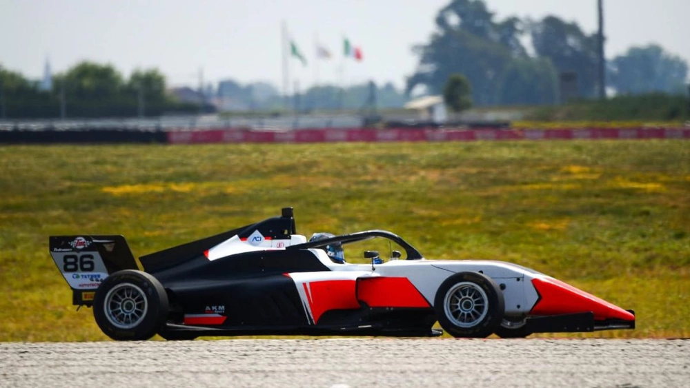 Cine este tânărul pilot român care se pregătește la Academia marelui Giancarlo Fisichella pentru debutul în Formula 1