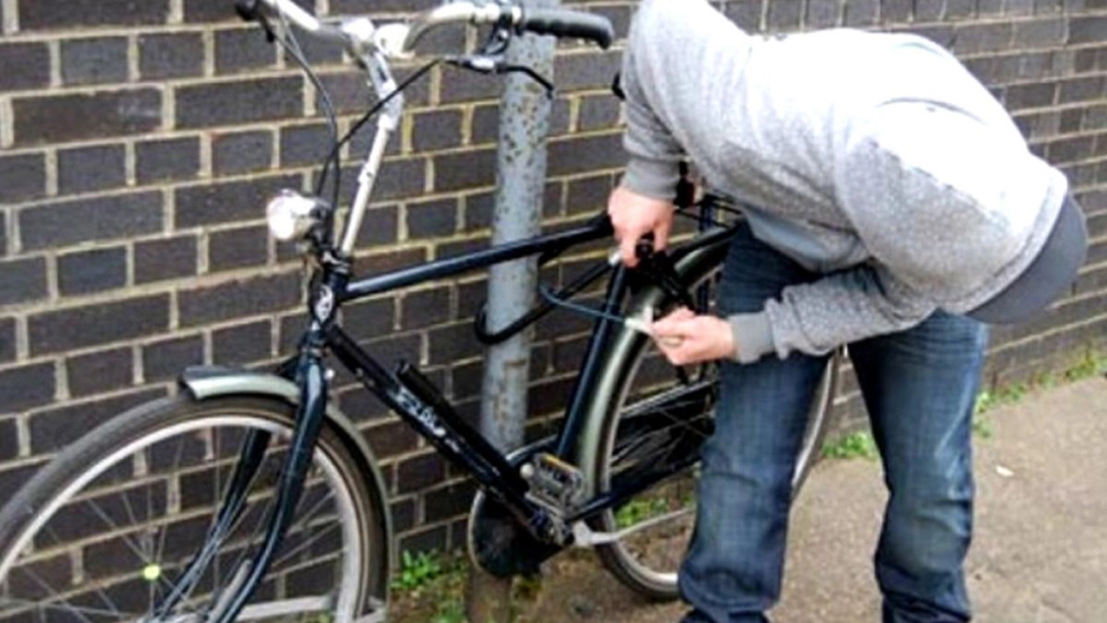 A furat bicicleta victimei, crezând că aceasta i-a furat telefonul! De la ce a început conflictul