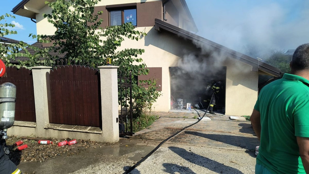 Incendiu puternic la Iași! Pompierii luptă să salveze o locuință – UPDATE