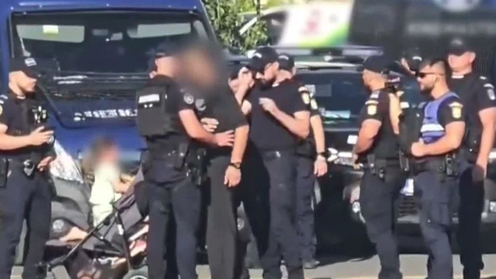 Incident șocant în București! Jandarmii ar fi îmbrâncit un tată cu copilul în cărucior! De la ce a pornit totul! 
