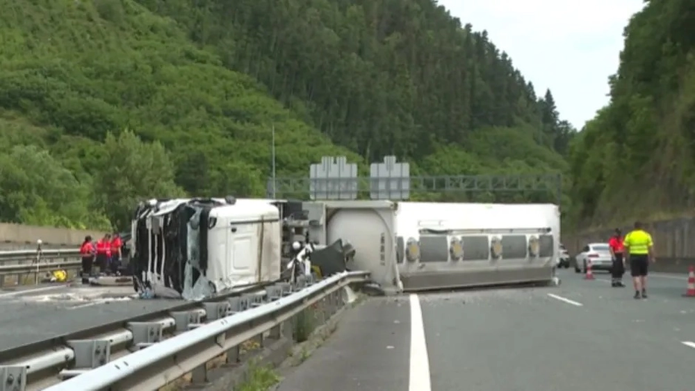 Cinci polițiști au murit într-un accident teribil! Autospeciala în care se aflau a fost lovită de un camion