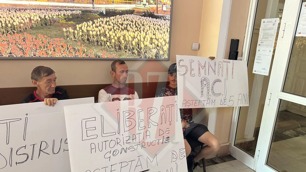 Protest în fața Primăriei Iași! Dezvoltatorul imobiliar Lucian Caras cere demisia Denisei Ionașcu și a lui Mihai Chirica