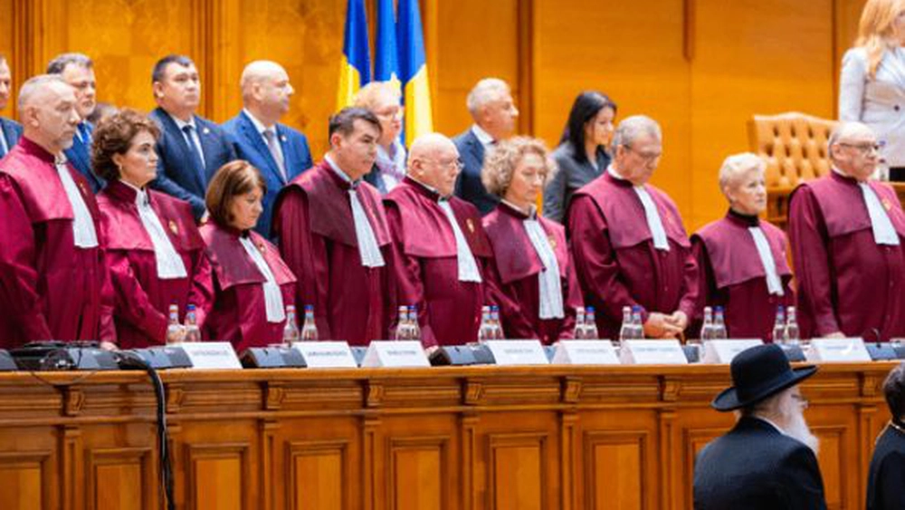 O nouă lovitură pentru Ilie Bolojan! Curtea Constituțională a decis să elimine o discriminare majoră din Legea salarizării!