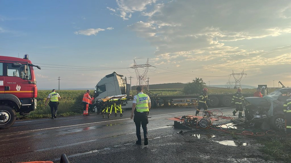 Misiune contracronometru pentru salvatori după un accident Săbăoani E85 între o mașină și un TIR încărcat cu butelii
