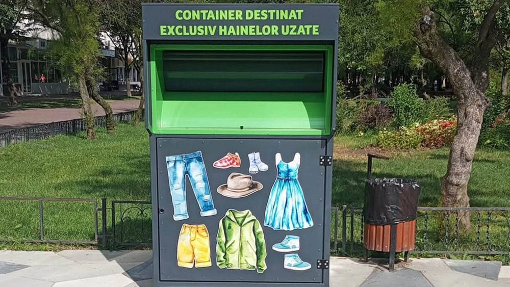 Ieșenii aruncă tot mai multe haine la gunoi! În municipiu sunt colectate câte 4 tone de deșeuri săptămânal