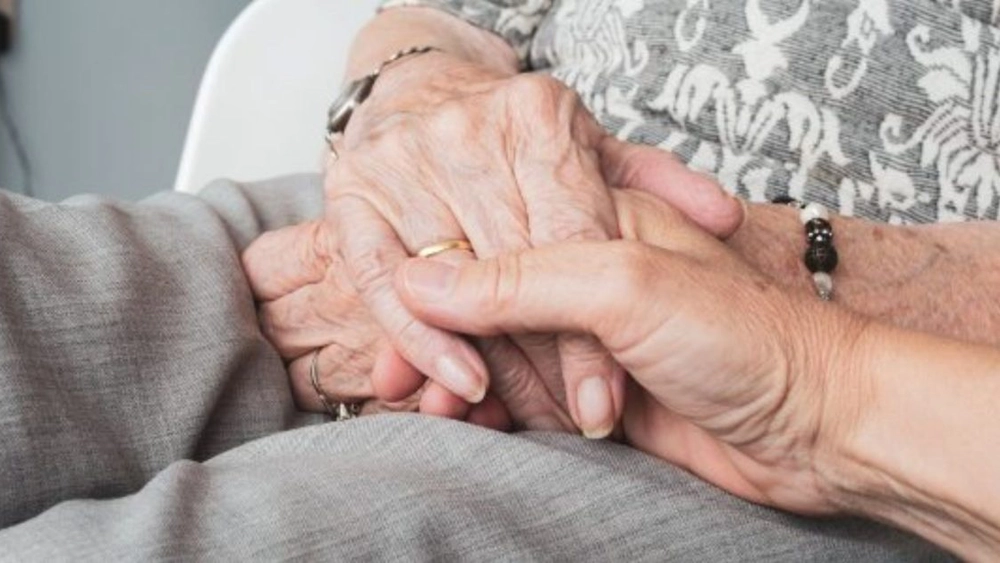 Rudele care îngrijesc bătrânii acasă vor primi bani de la stat. Când intră în vigoare noul program social de îngrijire