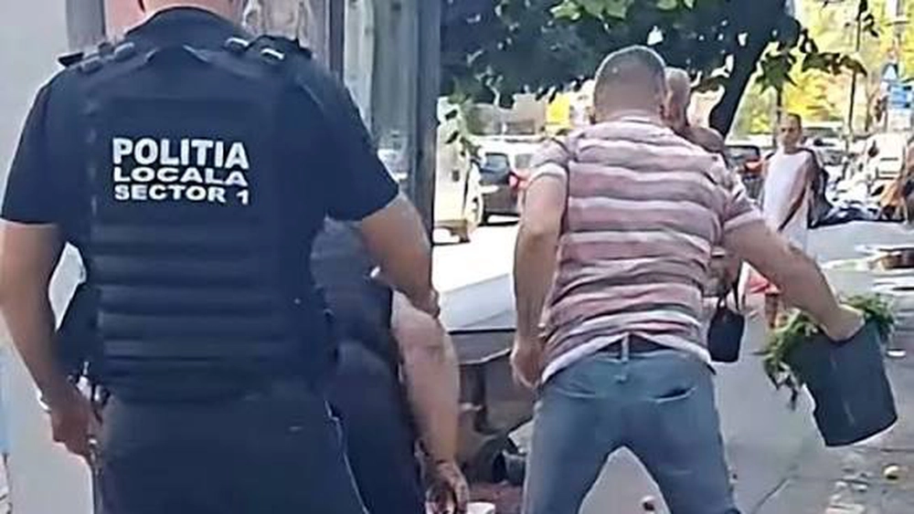 Cum a fost sancționat polițistul local care i-a aruncat marfa pe jos unei bătrâne! Primarul Sectorului 1 a luat măsuri