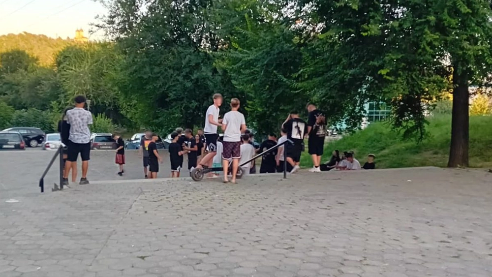 Tinerii cu trotinete sfidează polițiștii din Iași! Un adolescent a înjurat în repetate rânduri doi agenți, după care fugea printre blocuri