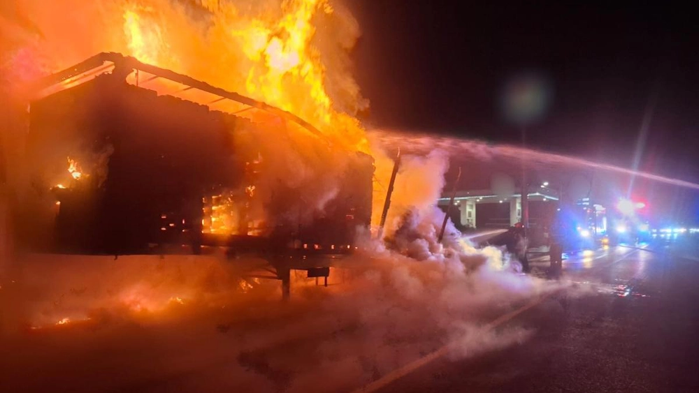 Incendiu violent pe E85, la Drăgușeni! Circa 700 de europaleți și semiremorca unui autotren au ars