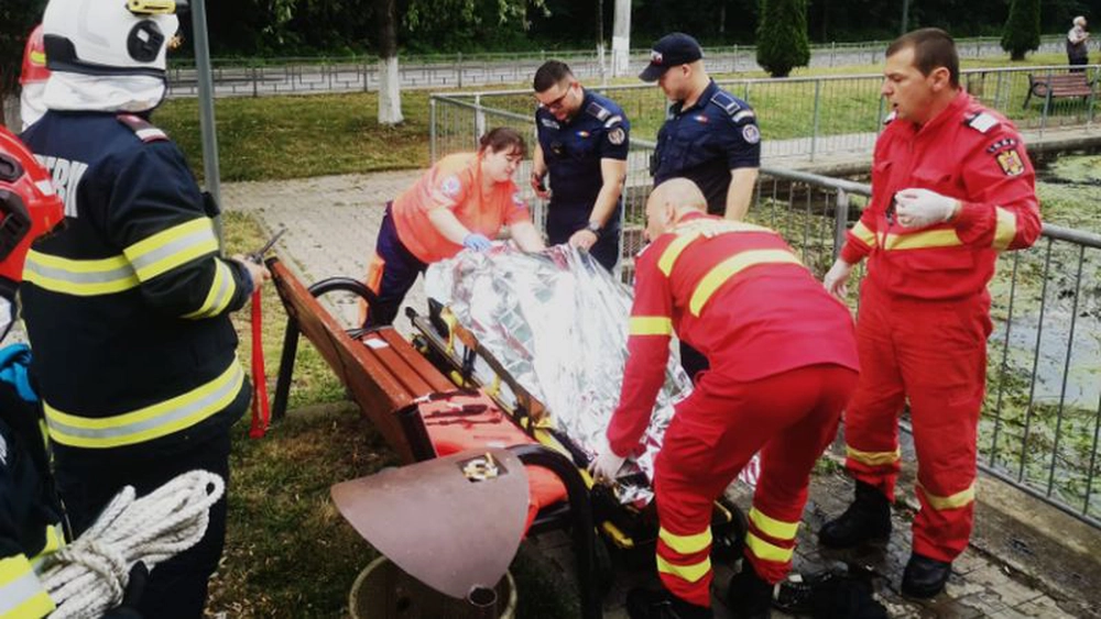 Accident grav, cu o mașină răsturnată! Patru persoane, între care trei minori, transportate la spital