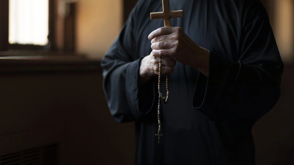 Un călugăr a vrut să fugă pe Muntele Athos pentru a scăpa de pușcărie! Are o condamnare la închisoare după ce a condus fără permis!