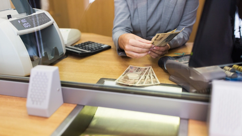 Peste 4 milioane de lei, retrași din conturile unei familii. O angajată de bancă, acuzată că a folosit banii pentru nuntă, vacanțe și mașina soțului