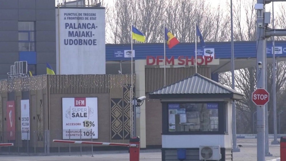 Autobuz lovit de un proiectil la granița Republicii Moldova. Polițist rănit și un punct de frontieră închis
