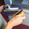 Lovitură pentru toți românii care scot bani cash de la bancomat! Noile reguli pe care trebuie să le știi