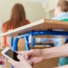 Franța interzice telefoanele mobile în școlile gimnaziale! Măsura intră în vigoare în septembrie 2025