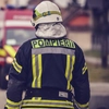 Pericol pe strada Palat din Iași! Panou publicitar avariat de un autobuz, intervenție de urgență a pompierilor