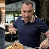 Pescobar a virat în conturile asociației părintelui Dan Damaschin 50.000 de lei, după ce preotul ieșean l-a provocat să doneze ceasul de peste 200.000 de euro de care spărgea pahare de șampanie copiilor nevoiași