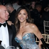 Jeff Bezos, surprins lovindu-și logodnica. Reacția tăcută a lui Lauren la gala de milioane de la Cannes