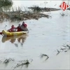 O nouă tradiție la Iași! Trei tineri se plimbă cu caiacul pe râul Bahlui, între natură și relaxare – EXCLUSIV