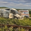 Accident petrecut la o trecere la nivel cu calea ferată! O autoutilitară condusă de un ieșean a fost lovită de un tren