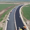 Mobilizare intensă pe șantierul Autostrăzii A7, Focșani – Bacău! Imagini din dronă cum se așterne asfalt