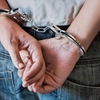 Un bărbat, reținut de polițiști pentru trafic de minori. Două fete de 16 ani au fost recrutate dintr-un centru de plasament