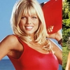 Donna D’Errico a pozat într-un costum de baie senzual roșu. Fanii au spus că arată mai bine ca niciodată la 57 de ani