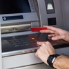 Metodele de fraudă prin care rămâi fără banii de pe card! La ce trebuie să fii atent! 