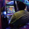 După ce și-a pierdut toți banii la păcănele, Romică a trezit un cartier întreg din Iași cu țipetele sale. Polițiștii l-au auzit de la aproape un kilometru
